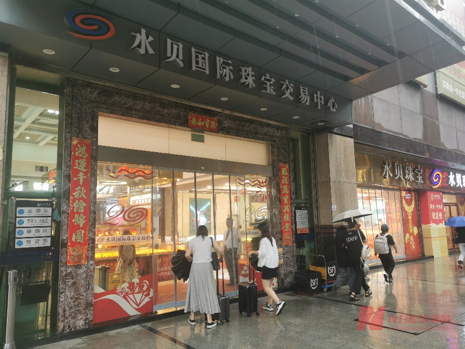 水贝市场内的黄金店铺 每经记者 赵景致 摄